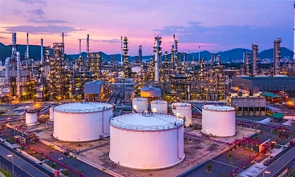 Safeguarding an oil refinery against cyber threats Safeguarding an oil refinery against cyber threats