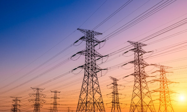 Highlights a customer's transformation of their HPC environment using AWS, focusing on scalability, automation and visualization to enhance performance and user productivity.