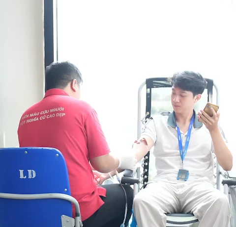 Bénévole de HCLTech faisant un don de sang au Vietnam