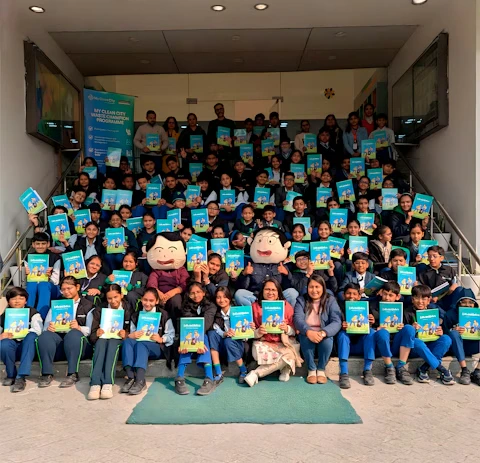 Des enfants posant avec le programme d'études sur la gestion des déchets solides