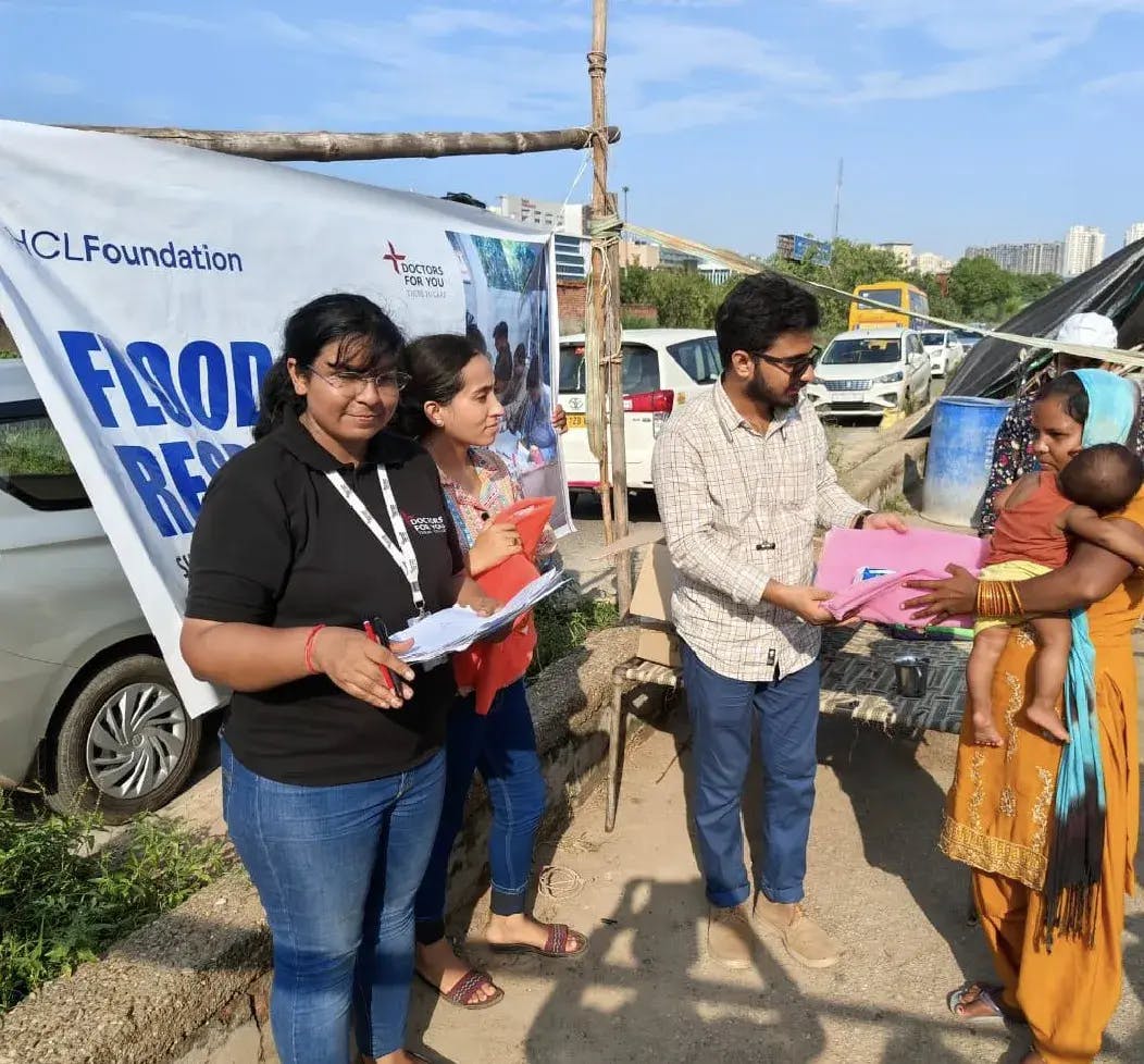 HCLTechies delivering flood relief in Gautam Buddha Nagar, UP