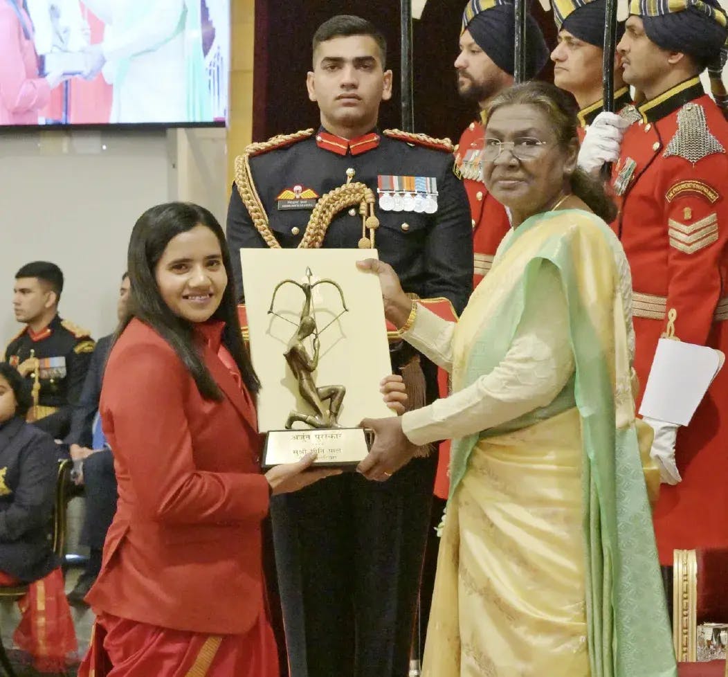 Preeti Pal receiving the Arjuna Award from the President of India, Smt. Droupadi Murmu
