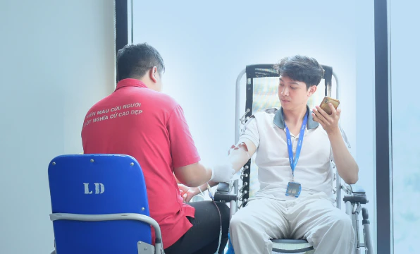 An HCLTech volunteer at a blood donation drive in Vietnam