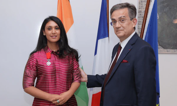 Roshni Nadar Malhotra décorée du titre de Chevalier de la Légion d’Honneur par la France