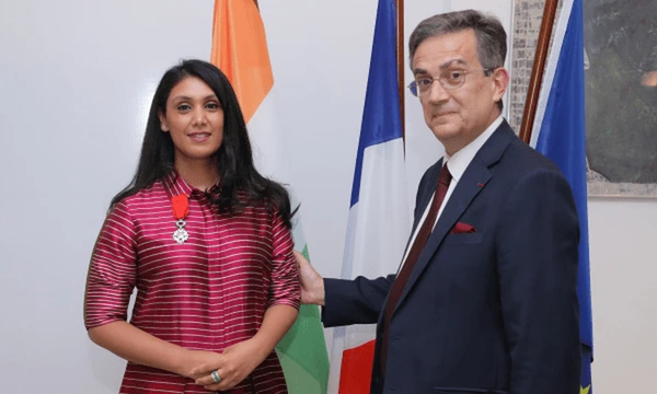Roshni Nadar Malhotra décorée du titre de Chevalier de la Légion d’Honneur par la France Roshni Nadar Malhotra décorée du titre de Chevalier de la Légion d’Honneur par la France