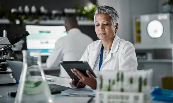 Efficient resource utilization with agentic AI in laboratory management system