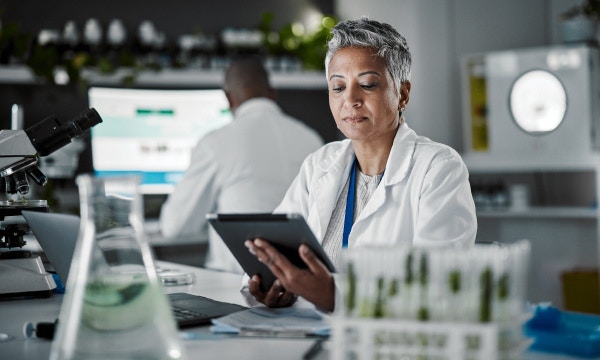 Efficient resource utilization with agentic AI in laboratory management system